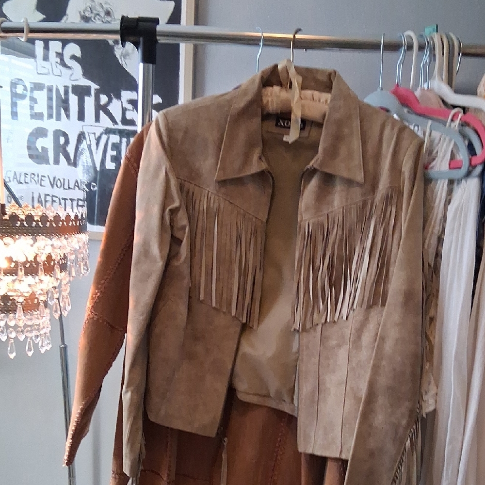 XOXO Tan leather jacket fringe Large Vintage Suede. 100% Leather FESTIVAL BOHO
